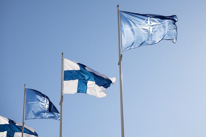 Finlands och Natos flagga