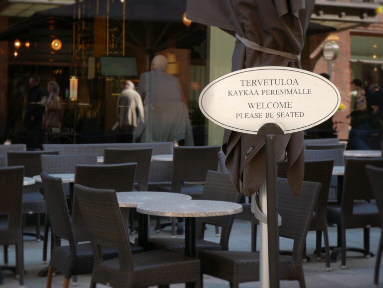 De flesta unga anställda inom servicebranschen har blivit trakasserade