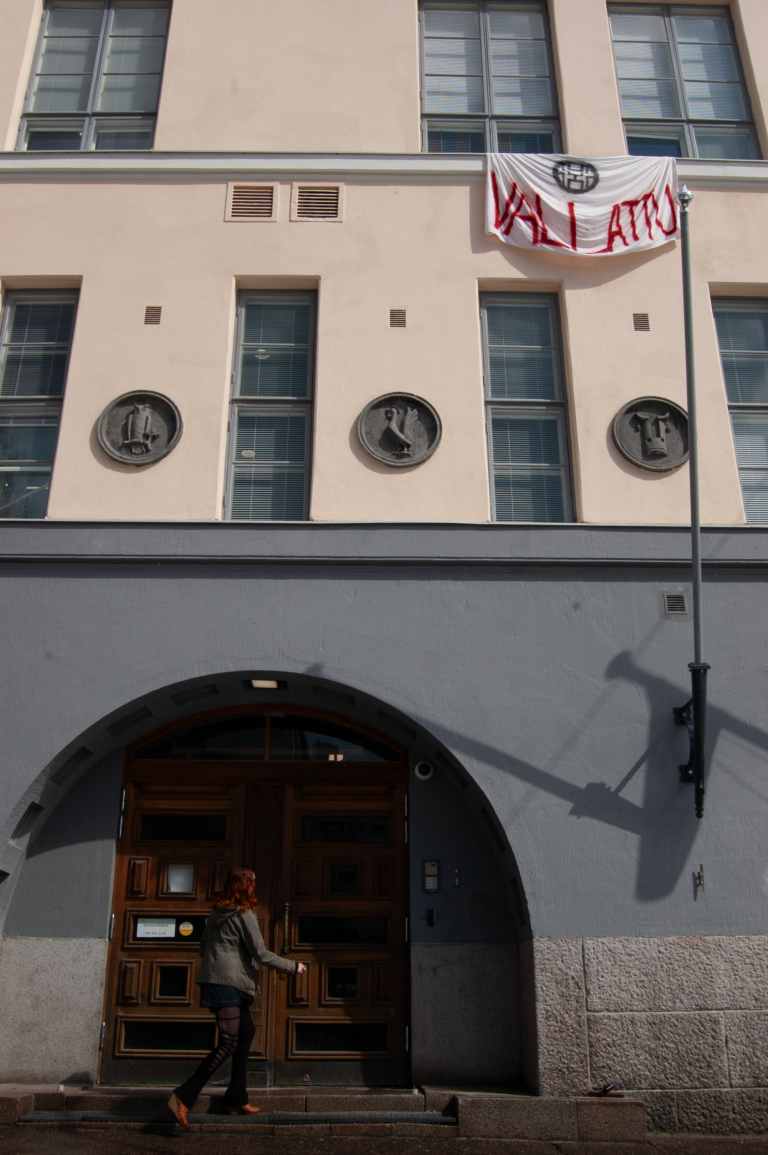 Protest mot regeringen – gymnasiestuderande marscherar ut