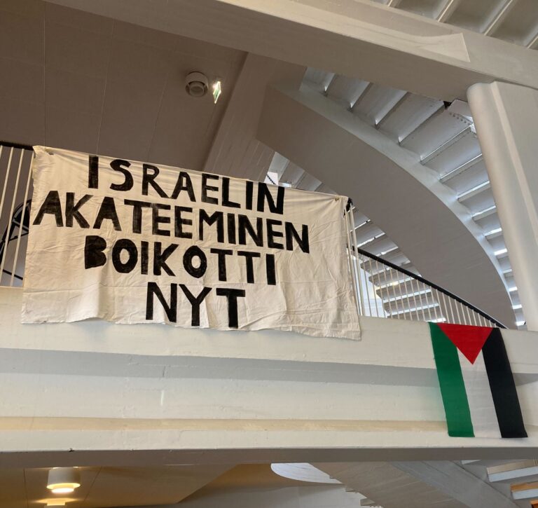 Demonstration mot kriget i Gaza på Helsingfors universitet