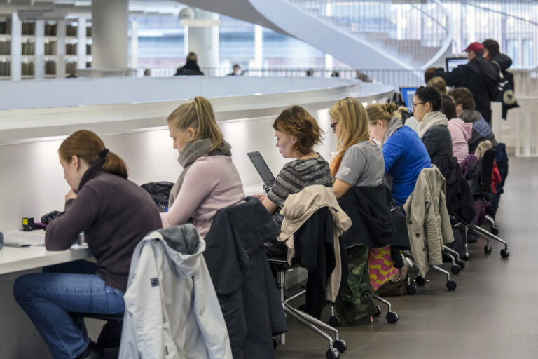 Finland världens lyckligaste – men studerande faller utanför: ”Det blir som en ond cirkel”