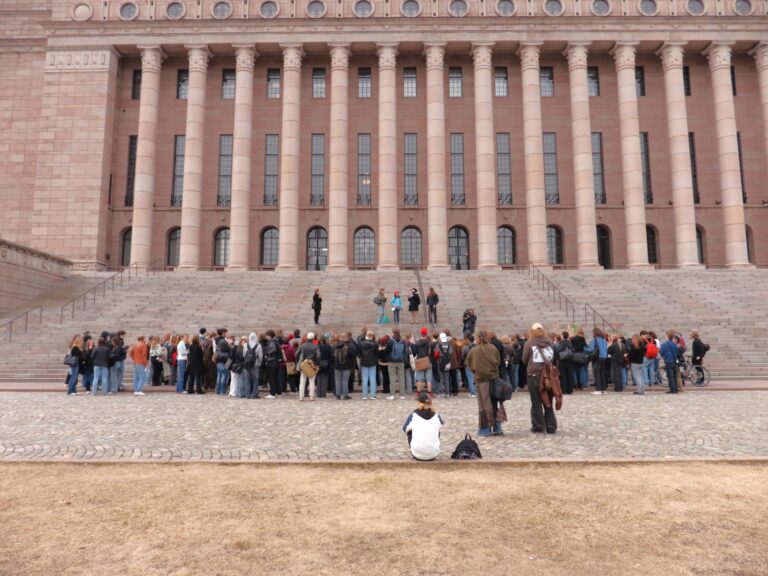 Protesterande studerande marscherade till Senatstorget: ”Ropa högt så de hör er”