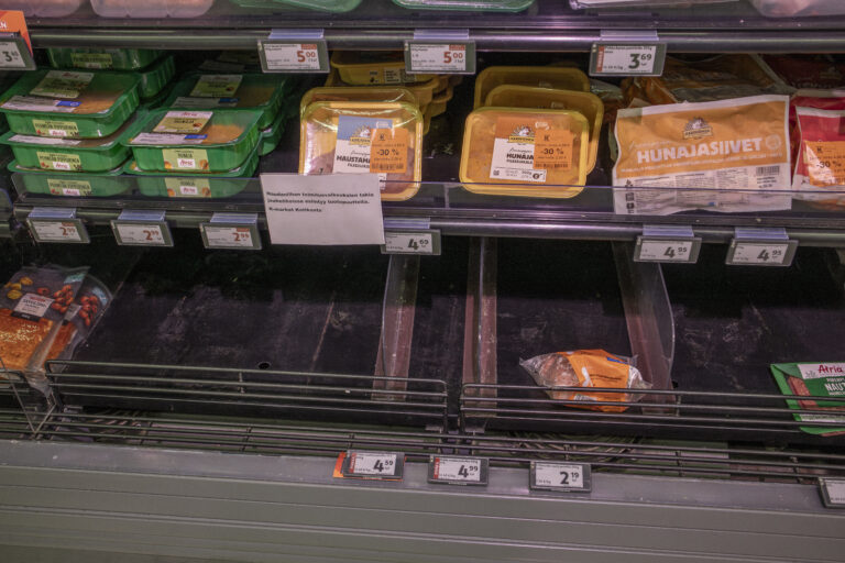 Nötfärspaketer saknas från kylskåpen i K-Market Kotikontu.