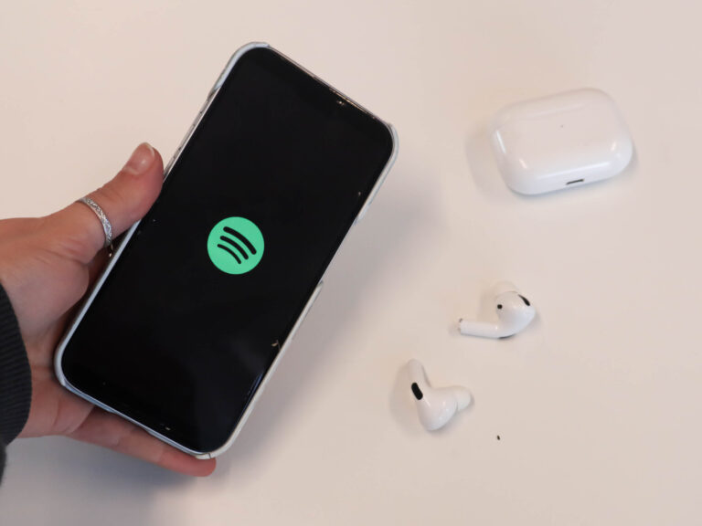 Spotify investerar i sina podcastare – Youtube är ändå klar etta på poddmarknaden