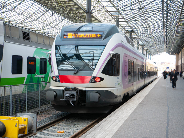 Får man service på svenska på bussar och tåg? Vi testade