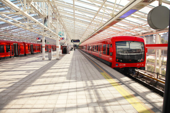 Två nya metrotåg på Nordsjös ljusa metrostation.