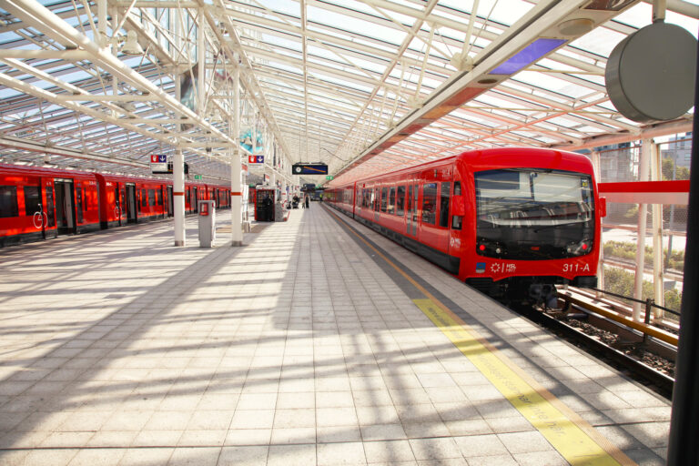 Två nya metrotåg på Nordsjös ljusa metrostation.