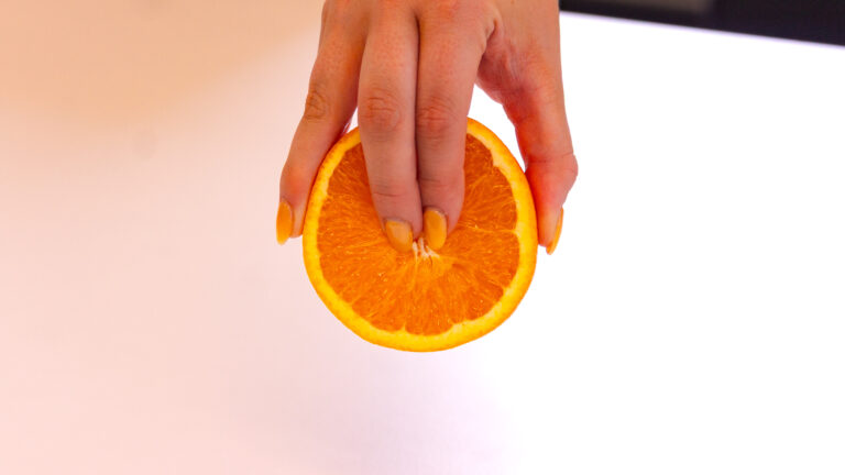 Är det vanligt att bara få orgasm ensam och hur kan man liva upp sin onani? Vi frågade en sexualrådgivare