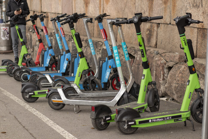 Elsparkcyklar parkerade på en parkeringsruta i Helsingfors centrum