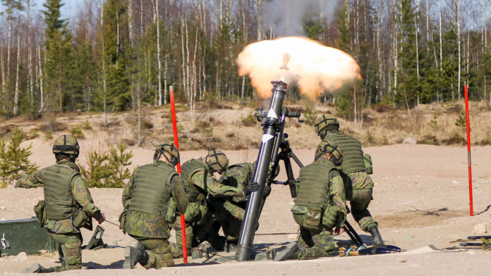 Soldater vid en tung granatkastare