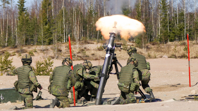 Soldater vid en tung granatkastare