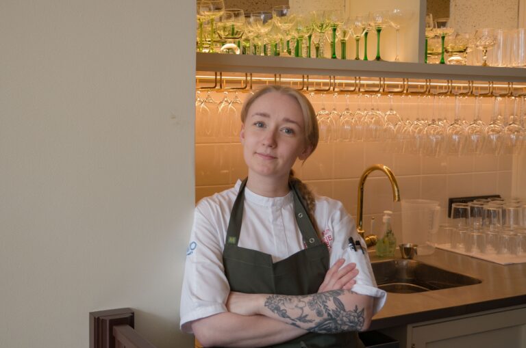 Mia-Maria står vid sin arbetsplats bar.