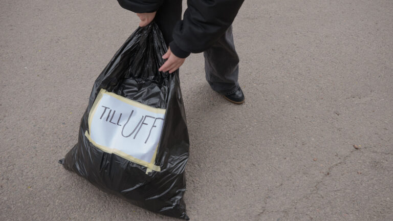 En sopsäck på marken med texten "till UFF".