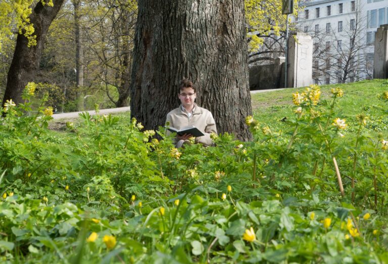 Alexander Nyström under träd