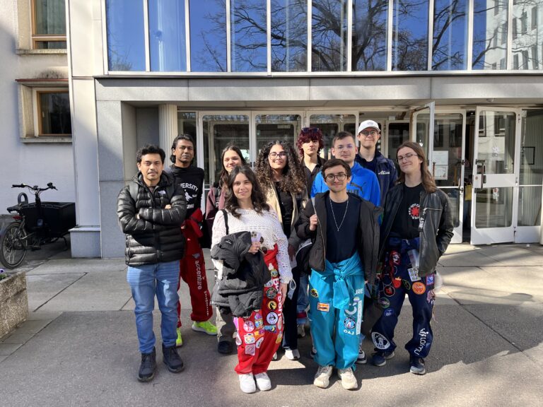 En grupp tutorstuderande på tutoräventyr.