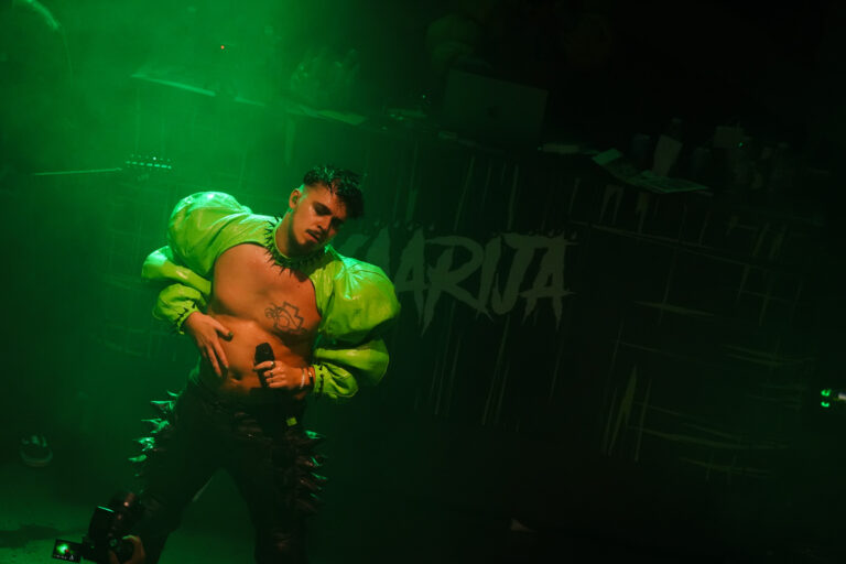 Käärijä som uppträder i sin gröna bolero.