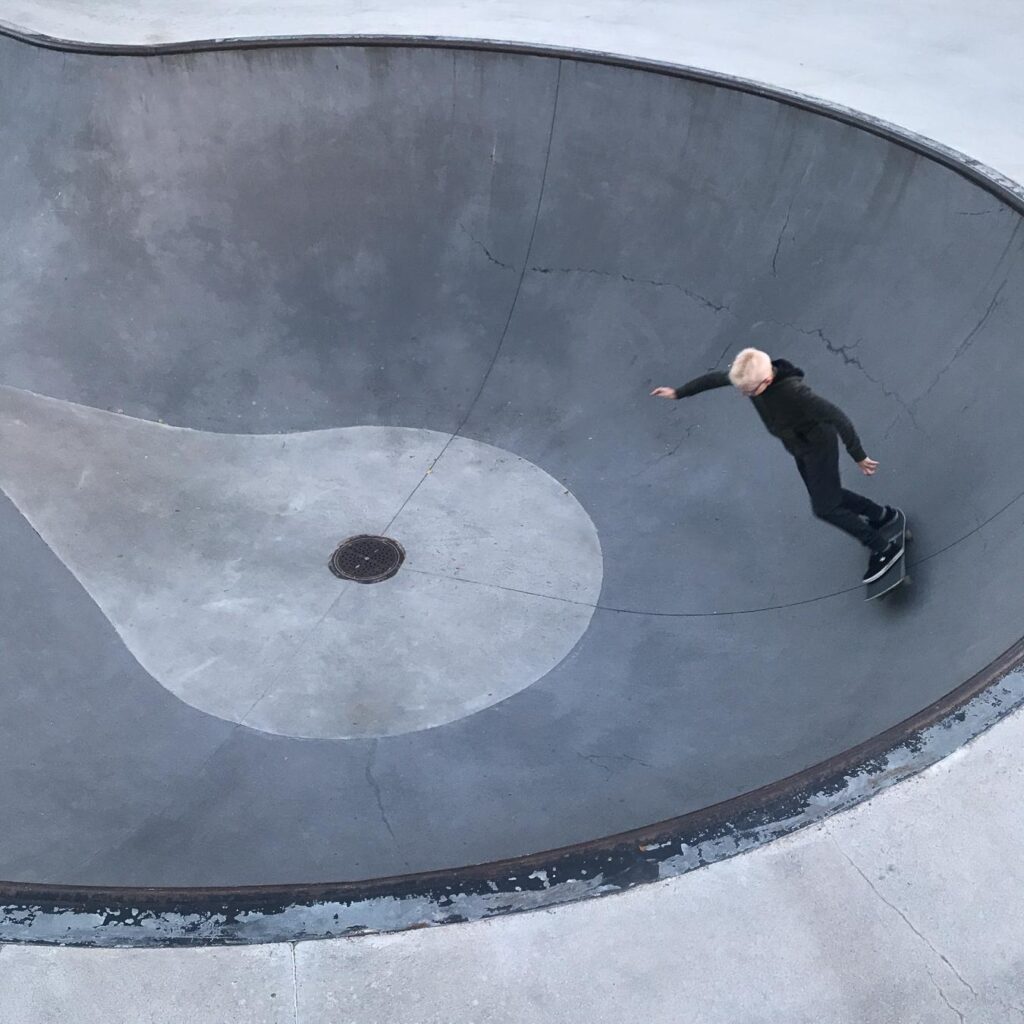 En pojke åker på en skateboard.