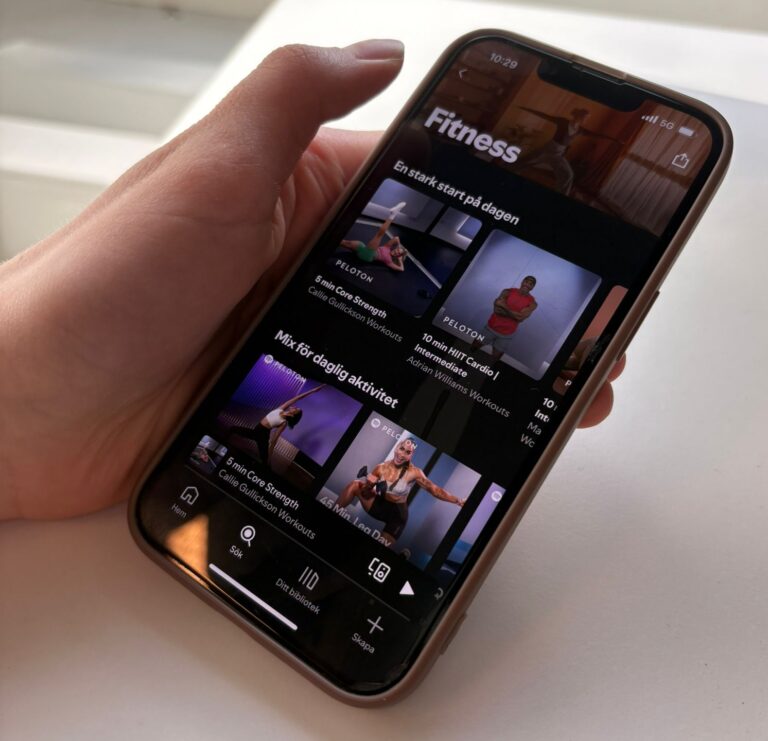 En telefon har Spotify appens fitness hub öppen.