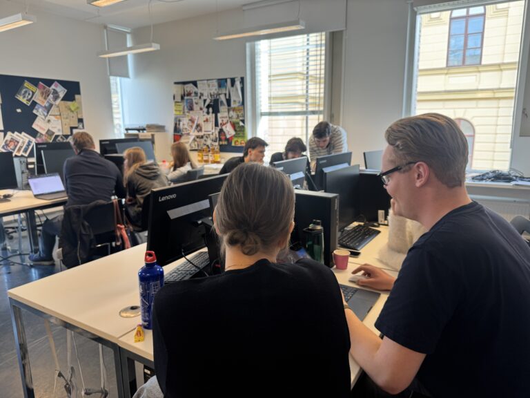 Studerande sitter vid datorer och arbetar.