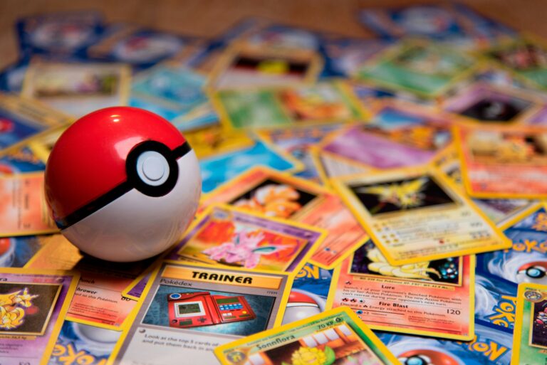 En leksaks pokémonboll ligger på en hög med pokémonkort.